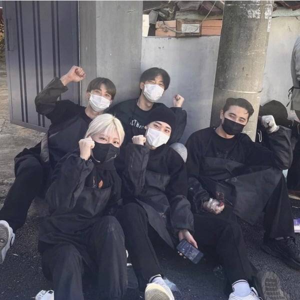 2030 봉사단체인 '연봉인상' 회원들이 저소득층에 연탄을 배달한 모습. 최근 이러한 MZ 자원봉사 클럽들이 많이 생겨났다. 서울시 봉사자 중 20대가 33%로 1위를 차지했다. /연봉인상