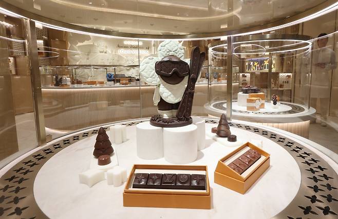 <YONHAP PHOTO-2625> 루이비통의 초콜릿숍 (서울=연합뉴스) 진연수 기자 = 서울 중구 신세계백화점 본점 더 리저브에 마련된 '루이비통 비저너리 저니 서울' 루이비통 초콜릿숍.