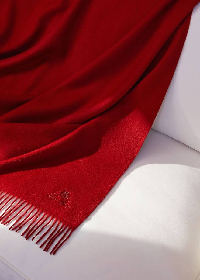 로로 피아나의 시그니처 기프트로 사랑받는 우니또 블랭킷. 정교한 술 장식이 달려있는 부드럽고 포근한 캐시미어 블랭킷이다. 로로 피아나.