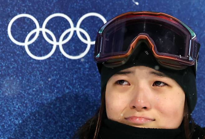 스노보드 최가온이 지난 12일(현지 시각) 이탈리아 리비뇨 스노파크에서 열린 2026 밀라노·코르티나담페초 동계올림픽 스노보드 여자 하프파이프 결선 3차전 경기를 마친 뒤 눈물을 흘리고 있다. 이날 최가온은 1,2차 경기에서 넘어진 후 3차 시기에 90.25점을 받아 단독 1위에 올라서 금메달을 획득했다. /뉴스1