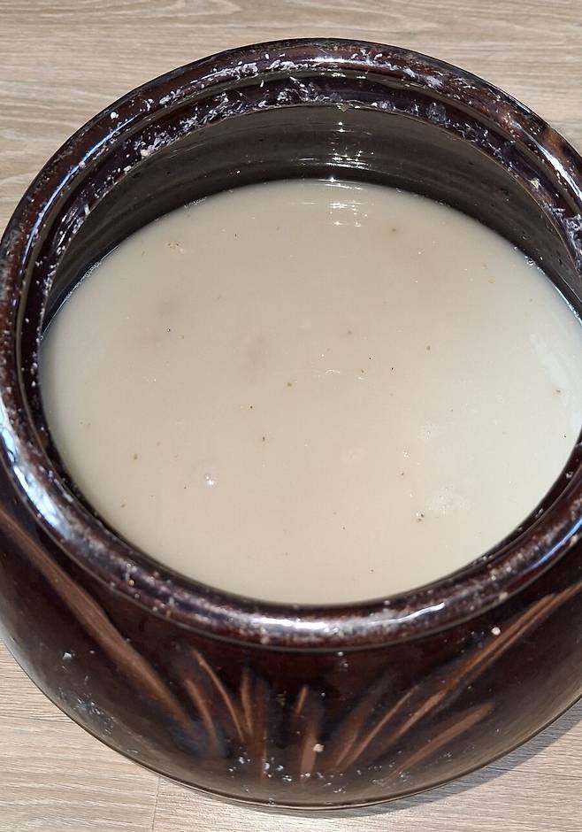 단지에 찐 찹쌀밥과 누룩을 버무려 넣고 생수를 부었다. 온도 조절을 잘 하면 일주일 뒤 막걸리로 발효된다.