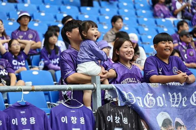 한 가족 팬이 2025년 9월21일 열린 2025 K리그1 FC안양과 울산 현대의 경기에서 안양 유니폼을 입고 응원하고 있다. FC안양 제공