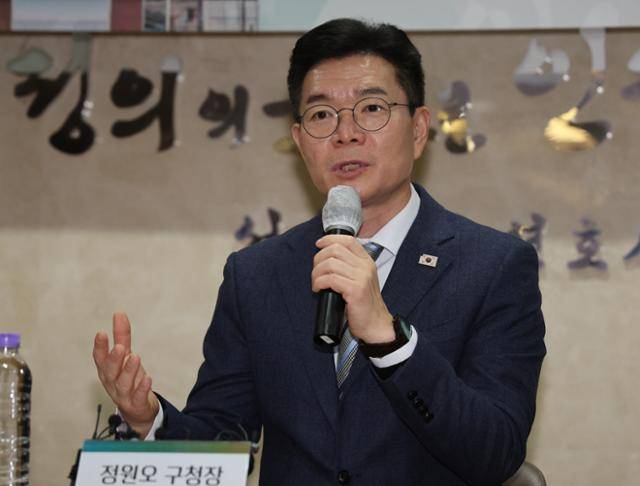정원오 성동구청장이 11일 서울 서초구 서울지방변호사회관에서 한국사내변호사회 경영도서읽기동호회 주관 간담회에서 발언을 하고 있다. 연합뉴스