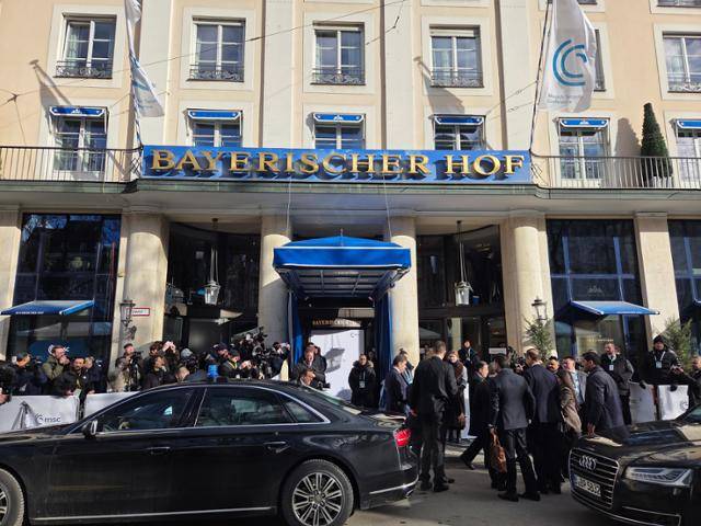 뮌헨안보회의 개막 당일인 13일 참석자들이 회의 장소인 독일 뮌헨 바이어리셔호프 호텔로 집결하고 있다. 뮌헨=정승임 특파원