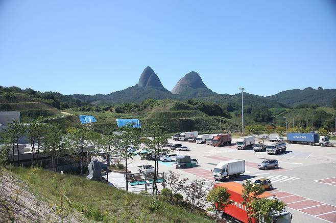 진안 고원에 자리한 진안마이산휴게소는 말의 귀처럼 생긴 마이산을 조망하기 좋다. 사진 한국도로공사