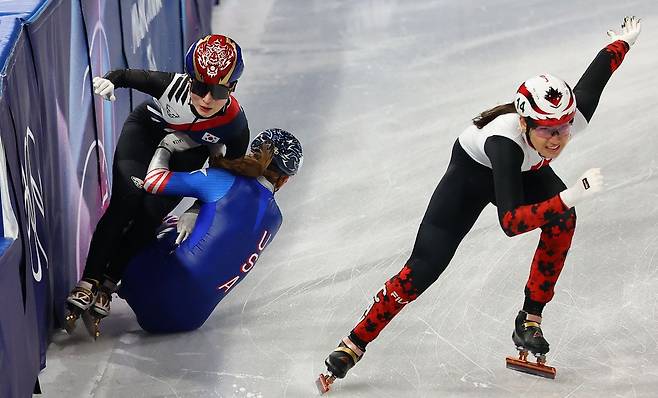 10일(현지시간) 이탈리아 밀라노 아이스스케이팅 아레나에서 열린 쇼트트랙 혼성 2000m 계주 준결승에서 대표팀 김길리와 미국 선수가 부딪히고 있다. 김종호 기자