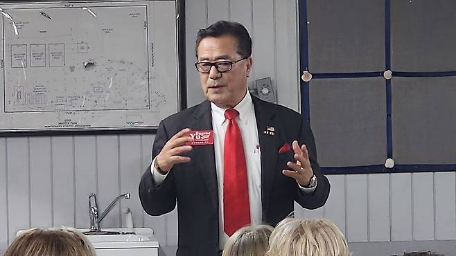 지난달 15일(현지시간) 한국계 유진 유(한국명 유진철)가 미국 조지아주 서배나의 연방 하원의원 선거에 나설 공화당 후보 경선을 위한 선거 운동을 진행하고 있다. 유진 유가 출마한 서배나에선 지난해 9월 한국인 근로자를 포함한 400여명이 미 이민당국에 구금되는 사태가 벌어졌다. 서배나=강태화 특파원