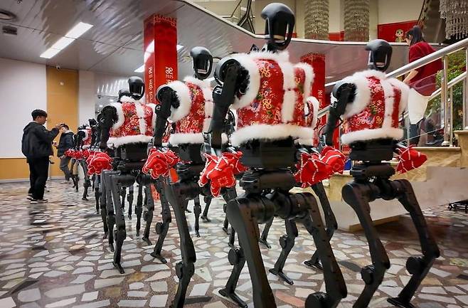 올 춘제(중국 음력 설)에 중국의 로봇 굴기가 다시 한번 세계 무대에 과시 될 전망이다. 중국의 대표 로봇 기업들이 춘제 갈라쇼(특집 공연) 준비에 주력하고 있다. 바이두 캡처