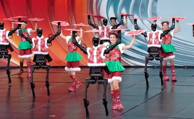 올 춘제(중국 음력 설)에 중국의 로봇 굴기가 다시 한번 세계 무대에 과시 될 전망이다. 중국의 대표 로봇 기업들이 춘제 갈라쇼(특집 공연) 준비에 주력하고 있다. 바이두 캡처