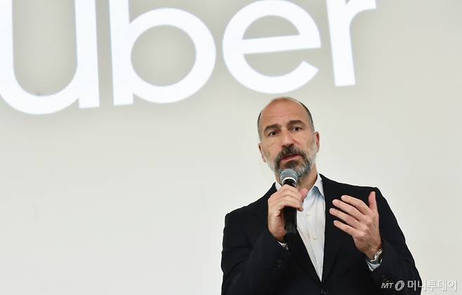 다라 코스로샤히(Dara Khosrowshahi) 우버 글로벌 CEO가 2024년 8월 30일 서울 중구 소공동 더플라자 서울에서 미디어 세션을 진행한 가운데 우버택스를 포함한 국내 시장 사업 관련 발표를 하고 있다. 이번 자리는 코스로샤히 우버 최고경영자(CEO)가 처음으로 국내 언론을 직접 만나는 자리로, 한국 시장이 우버에 지니는 의미와 우버가 한국에 기여하고자 하는 바에 대해 전하며 질의응답 시간을 가졌다. /사진=머니S