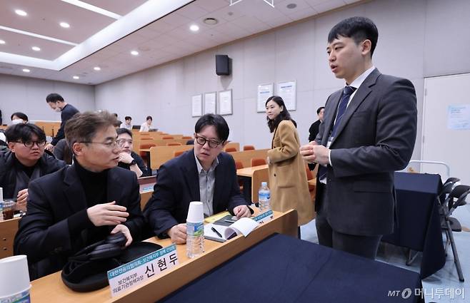 (서울=뉴스1) 박지혜 기자 = 한성존 대한전공의협의회 비상대책위원장이 27일 서울 서초구 가톨릭대학교 성의교정 성의회관에서 열린 대한전공의협의회-보건복지부 정책 간담회에 앞서 강준 보건복지부 의료개혁총괄과장, 신현두 보건복지부 의료기관정책과장과 대화를 나누고 있다. 2025.12.27/뉴스1 Copyright (C) 뉴스1. All rights reserved. 무단 전재 및 재배포, AI학습 이용 금지. /사진=(서울=뉴스1) 박지혜 기자