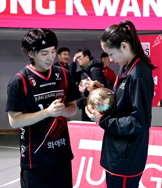 경기 후 인쿠시가 슈퍼주니어 성민에게 사인을 해주며 팬서비스하고 있다 / 한국배구연맹(KOVO)