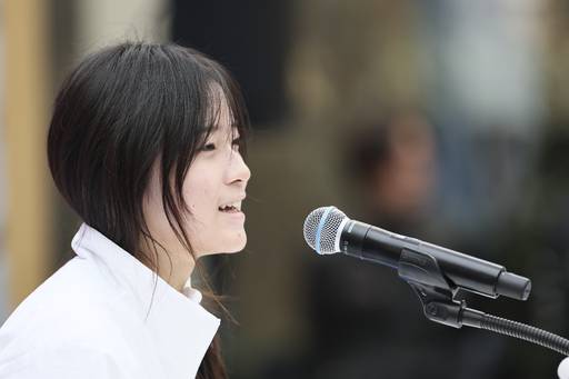 최가온이 14일 밀라노 코리아하우스에서 열린 기자회견에서 질문에 답하고 있다. 밀라노=뉴시스