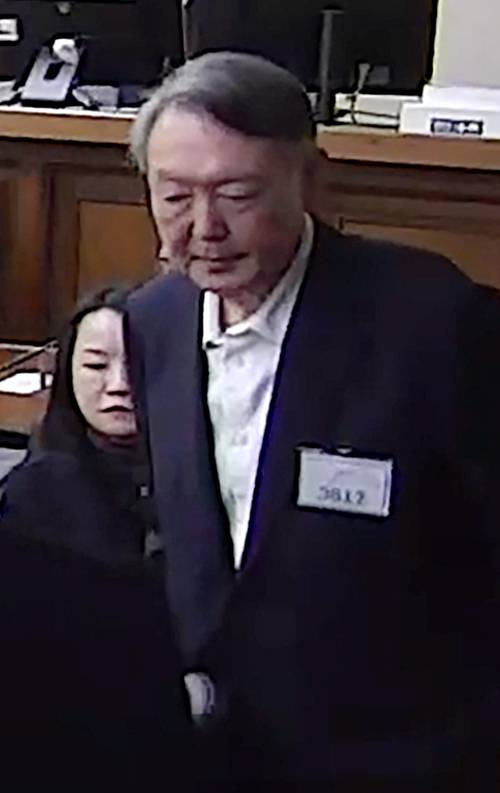 윤석열 전 대통령이 지난달 16일 오후 서울 서초구 중앙지방법원에서 체포 방해와 국무위원 심의권 침해 등 혐의 1심 징역 5년을 선고받은 뒤 퇴장하고 있다. 사진제공=서울중앙지방법원