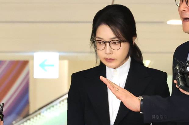 윤석열 전 대통령 부인 김건희 여사가 지난해 8월 6일 서울 종로구 KT광화문빌딩 웨스트에 마련된 민중기 특별검사팀에서 피의자 신분으로 조사를 받고 귀가하고 있다. 연합뉴스