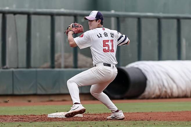 ▲ 3루 글러브를 끼고 수비 연습을 진행 중인 나승엽 ⓒ롯데 자이언츠