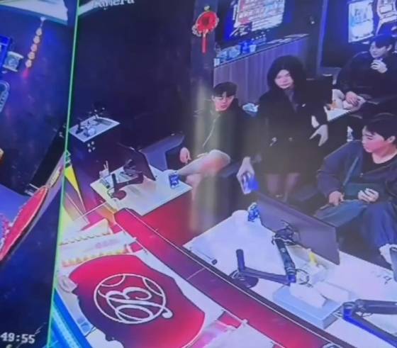 한국의 온라인 커뮤니티를 통해 공개된 롯데 선수들의 모습이 담긴 CCTV 영상. /사진=온라인 커뮤니티 갈무리