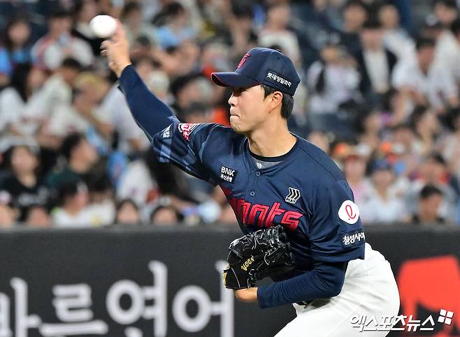롯데 자이언츠 투수 윤성빈이 '팬그래프'가 발표한 메이저리그(MLB) 국제 유망주 순위표에서 김도영(KIA), 문동주, 강백호(이상 한화), 김주원(NC), 안우진(키움)에 이은 43위로 이름을 올렸다. 한화 정우주(44위), 두산 베어스 김택연(45위)보다 높은 순위다. 엑스포츠뉴스 DB