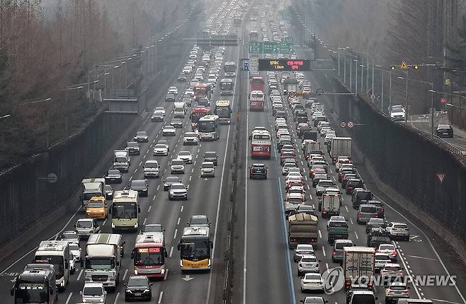 경부고속도로 정체 상황은? (서울=연합뉴스) 김성민 기자 = 설 연휴를 앞둔 13일 서울 서초구 반포IC 인근 경부고속도로 차량 통행이 정체되고 있다. 2026.2.13 ksm7976@yna.co.kr
