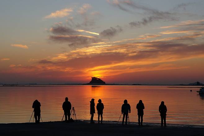 거잠포구 해돋이를 보러 온 관광객들. 사진=인천관광공사