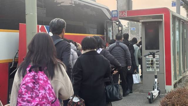 설 명절 연휴를 앞둔 지난 13일 전북 혁신도시 시외버스 승강장이 서울행 버스에 탑승하는 근로자들로 붐비고 있다. /김현지 인턴기자