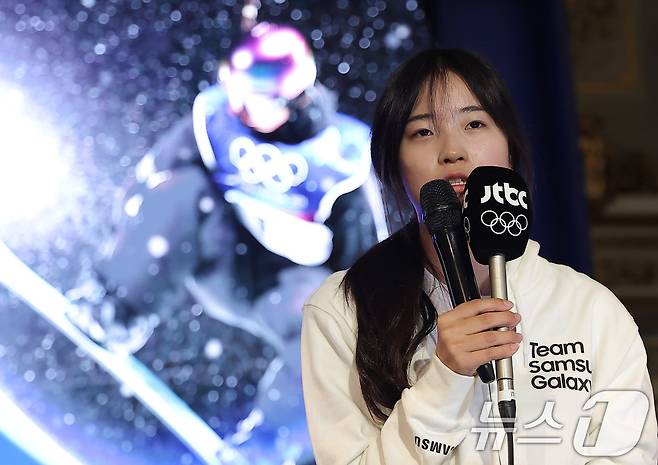 스노보드 여자 하프파이프에서 금메달을 차지한 최가온이 14일(현지시간) 이탈리아 밀라노의 팔라초 세르벨로니에 마련된 삼성 하우스에 방문해 취재진의 질문에 답하고 있다. 2026.2.14 ⓒ 뉴스1 김성진 기자