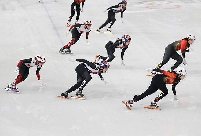 15일 이탈리아 밀라노 아이스스케이팅 아레나에서 열린 2026 밀라노-코르티나담페초 동계올림픽 쇼트트랙 여자 3000m 계주 준결승에 출전한 한국 최민정과 심석희가 경기를 펼치고 있다. 밀라노 | 연합뉴스