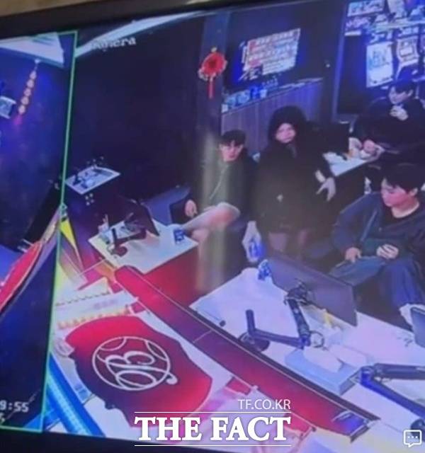 롯데 자이언츠 선수들이 대만 현지 도박장에 있는 모습이 담긴 CCTV. /온라인 커뮤니티 캡쳐