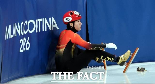 2026 밀라노·코르티나담페초 동계올림픽 쇼트트랙 남자 1500m 준준결선에서 넘어져 허탈한 표정을 짓고 있는 중국 린샤오쥔./밀라노=뉴시스