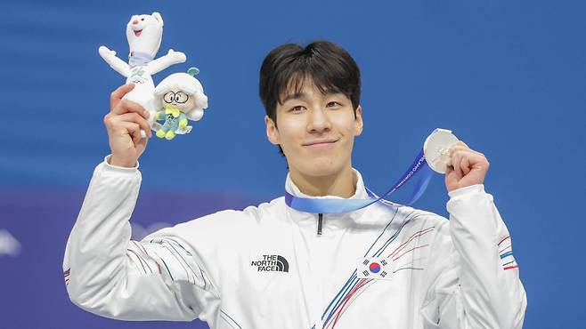 14일 오후(현지시간) 이탈리아 밀라노 아이스 스케이팅 아레나에서 2026 밀라노 코르티나 동계 올림픽 쇼트트랙 남자 1500m에 출전해 은메달을 획득한 황대헌이 기뻐하고 있다. 밀라노=장련성 기자