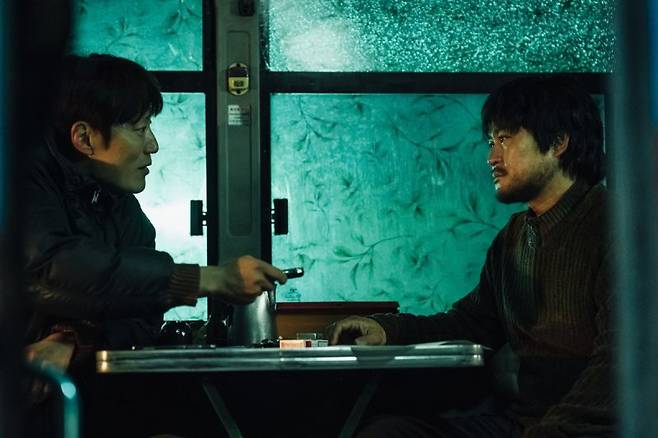 넷플릭스 시리즈 '악연' 스틸컷. 재영(왼쪽)과 길용. 연합뉴스