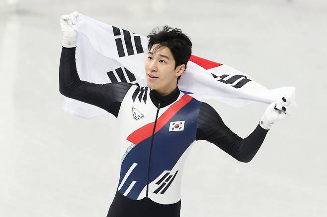 황대헌 은메달 (밀라노=연합뉴스) 신준희 기자 = 14일(현지시간) 이탈리아 밀라노 아이스스케이팅 아레나에서 열린 2026 밀라노-코르티나담페초 동계올림픽 쇼트트랙 남자 1500m 결승에서 은메달을 따낸 황대헌이 태극기를 두르고 세리머니를 하고 있다. 2026.2.15 hama@yna.co.kr/2026-02-15 06:57:31/ <저작권자 ⓒ 1980~2026 ㈜연합뉴스. 무단 전재 재배포 금지, AI 학습 및 활용 금지>