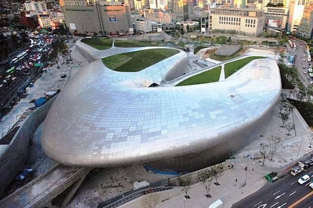 동대문디자인플라자(DDP)의 전경. DDP는 이라크 출신 여성 건축가 자하 하디드(1950~2016)가 설계했다. 서울시 제공