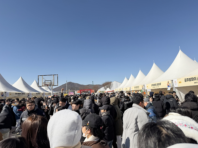 겨울공주 군밤축제 먹거리 부스 인파 / 사진= 문서연 여행+ 기자