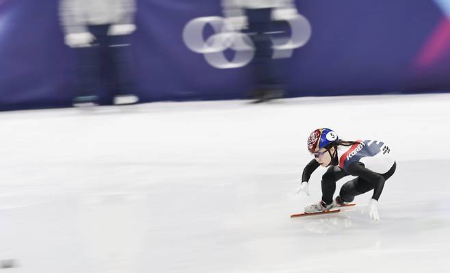 쇼트트랙 최민정이 지난 14일(현지시간) 이탈리아 밀라노 아이스 스케이팅 아레나에서 열린 2026 밀라노·코르티나 담페초 동계올림픽 쇼트트랙 스피드스케이팅 여자 3000m 계주 준결승에서 역주하고 있다./사진제공=뉴시스