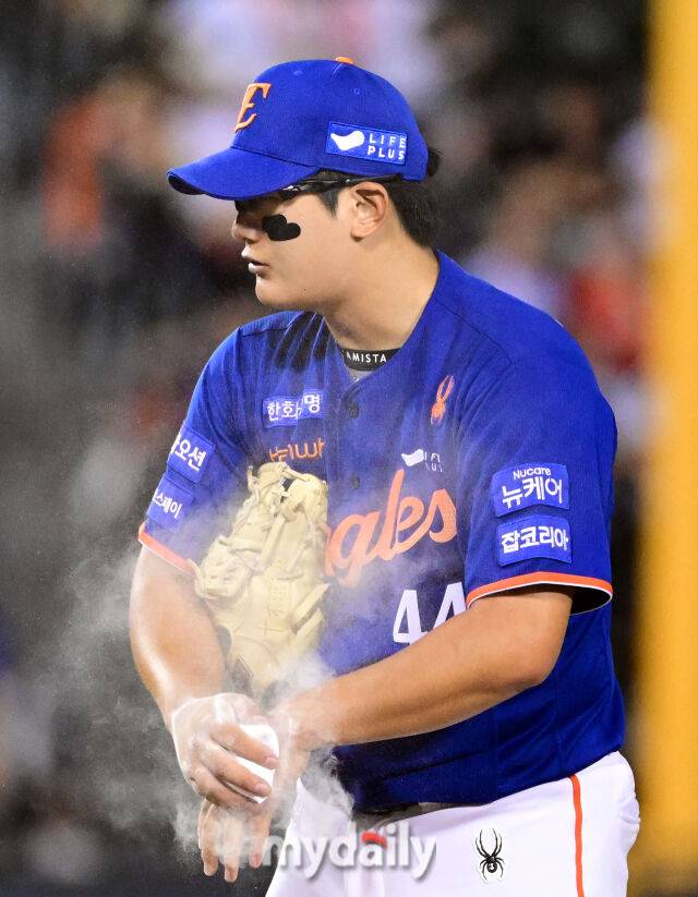 2025년 8월 8일 오후 서울 잠실구장에서 열린 '2025 신한 SOL뱅크 KBO 리그' 한화 이글스와 LG 트윈스의 경기. 한화 김서현이 9회말 2사 2루서 구원등판하고 있다./마이데일리