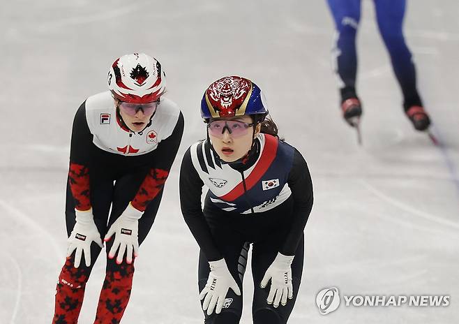 최민정, 가볍게 예선 통과 (밀라노=연합뉴스) 신준희 기자 = 14일(현지시간) 이탈리아 밀라노 아이스스케이팅 아레나에서 열린 2026 밀라노-코르티나담페초 동계올림픽 쇼트트랙 여자 1000m 예선에서 최민정이 경기를 펼치고 있다. 2026.2.15 hama@yna.co.kr