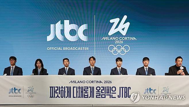 동계 올림픽 JTBC 단독중계 관련 질문에 답하는 곽준석 편성전략실장 (서울=연합뉴스) 류효림 기자 = 곽준석 JTBC 편성전략실장이 14일 서울 여의도 페어몬트 앰버서더 호텔에서 열린 2026 밀라노 코르티나 동계 올림픽 JTBC 단독중계 관련 기자간담회에서 질문에 답하고 있다. 2026.1.14 ryousanta@yna.co.kr