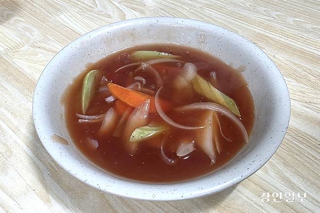 탕수육에 함께 나오는 이 소스가 요즘 말로 ‘킥’이다. /황성규기자 homerun@kyeongin.com