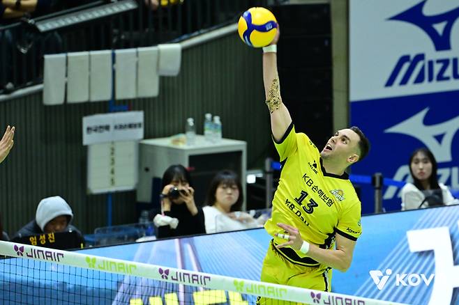 16일 수원체육관에서 열린 진에어 2025~2026 V리그 남자부 경기서 KB손해보험의 비예나가 한국전력을 상대로 공격을 하고 있다. 사진=한국배구연맹