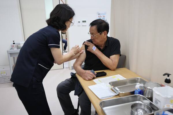 한 시민이 지난해 10월 광주 남구 인구보건복지협회 가족보건의원에서 코로나19·독감 예방접종을 받고 있다. 전남일보 자료사진