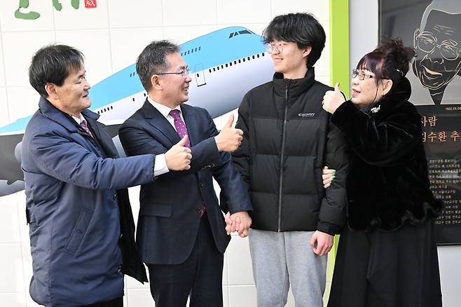 ▲ 2026학년도 순천향대학교 의과대학에 합격한 김병현 군위고 3학년 학생이 가족과 함께 군위군청을 방문해 김진열 군위군수로부터 축하를 받고 있다.