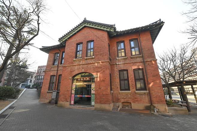 계성학교 맥퍼슨관의 모습. 맥퍼슨관은 사립학교 인가 후 학교공간 확장을 위해 1913년 새로 건립됐다. 설립자인 아담스 선교사의 부친인 맥퍼슨이 기증한 자금으로 마련됐다. 박관영기자 zone5@yeongnam.com