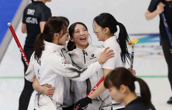 15일(현지시간) 이탈리아 코르티나담페초 컬링 올림픽 스타디움에서 열린 2026 밀라노ㆍ코르티나 동계올림픽 컬링 여자 라운드로빈 한국과 일본의 경기에서 한국 대표팀이 이긴 뒤 기뻐하고 있다. 사진=연합뉴스