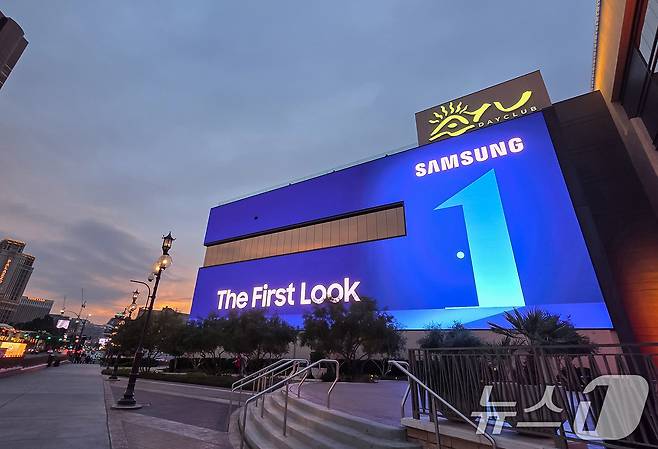 3일(현재시간) 세계 최대 전자 전시회 CES 2026가 열리는 미국 라스베이거스에 위치한 리조트월드 호텔에서 삼성전자 옥외광고가 송출되고 있다.(삼성전자 제공. 재판매 및 DB 금지) 2026.1.4 ⓒ 뉴스1