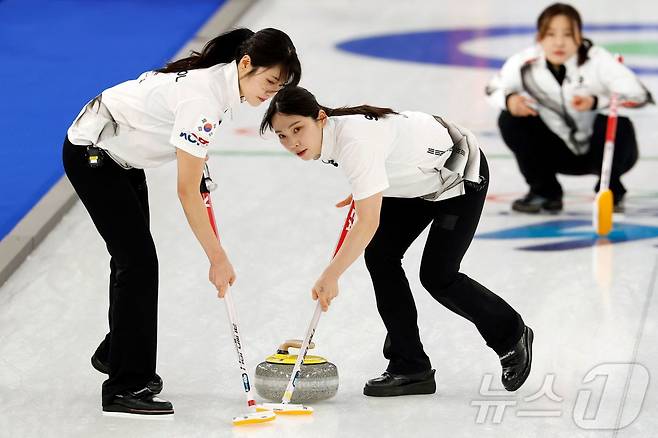 2026 밀라노·코르티나담페초 동계 올림픽에 출전한 한국 여자 컬링 대표팀. ⓒ AFP=뉴스1