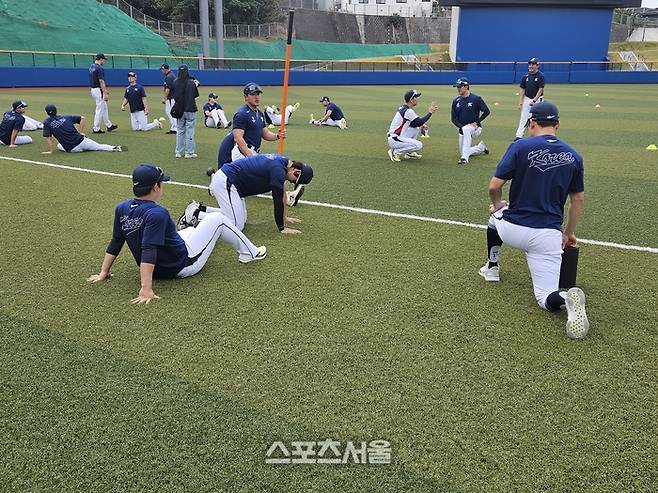 김도영, 안현민 등 2026 WBC 대표팀 선수들이 16일 오키나와 가데나 구장에서 진행된 훈련에 앞서 몸을 풀고 있다. 오키나와 | 김동영 기자 raining99@sportsseoul.com