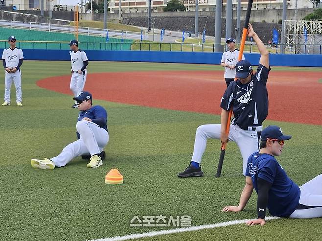 2026 WBC 대표팀 류현진(왼쪽)과 구자욱이 16일 일본 오키나와 가데나 구장에서 진행된 훈련에 앞서 몸을 풀고 있다. 오키나와 | 김동영 기자 raining99@sportsseoul.com