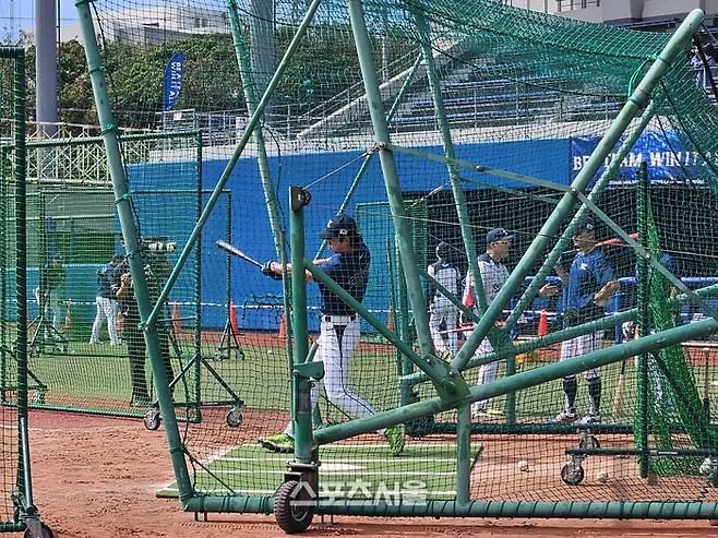 2026 WBC 대표팀 구자욱이 16일 일본 오키나와 가데나 구장에서 타격훈련을 하고 있다. 오키나와 | 김동영 기자 raining99@sportsseoul.com