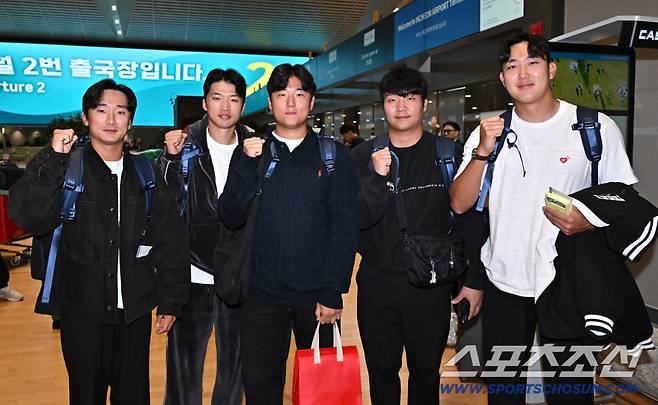 류지현 감독이 이끄는 대한민국 야구대표팀이 15일 2차 캠프가 열리는 일본 오키나와로 출국했다. 신민재, 박해민, 송승기, 문보경, 손주영이 포즈를 취하고 있다. 인천공항=박재만 기자 pjm@sportschosun.com/2026.02.15/